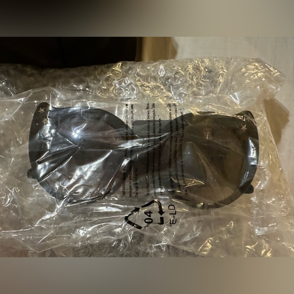 Cat eye 😎 with STARS✨ kitten granny sunglasses sunnies NWT SOLD OUT EVERYWHERE - Picture 3 of 3